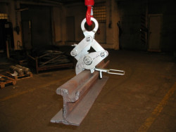 Tongs for fluted rails